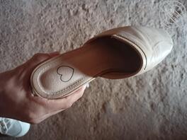 打胶35岁的小婶的凉鞋，鞋带摩擦着鸡巴的感觉真爽2