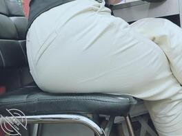 偷拍骚比女同事巨大的骚屁股0