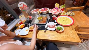 【海角原创】197带着姐姐真空无内去吃火锅，给我看的全程硬邦邦，美翻了！