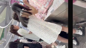 【裙底风光】投拍穿着宽松裙子和男友逛街的裙底黄色半透明内裤，而且没穿胸罩