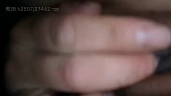 骚老婆发浪了，自己摸逼爽了，主动坐在鸡巴上操，大屁股一撅一撅的。