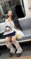 地铁上的骚货小公主（拍到小内裤1