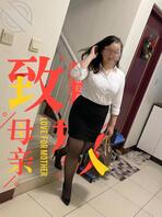 我的丝袜妈妈-与我妈的第一次接触(文长)0