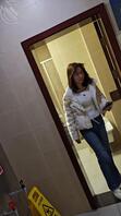 四川大学校花在厕所玩儿手机被偷拍，屁股白嫩，骚逼真好看，腿长身材好。1