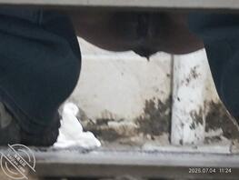 偷拍黑批少妇尿尿2