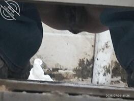 偷拍黑批少妇尿尿