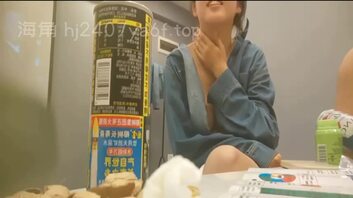 两位大哥带四位靓妹在酒店喝完酒后，穿上情趣内衣六人大乱斗