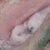 老婆掰开自己的逼让我拍给大家看2