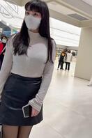 逛商场的黑色皮裙小姐姐，黑丝白内