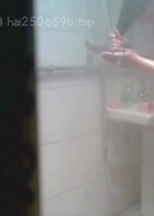 趁老妈头发挡住眼睛，大胆偷拍全身，最后差点被发现，喜欢她的大肚腩吗？