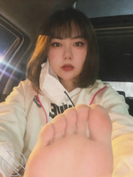 爸爸看着我的脸 对着狱卒丝足脚底足射 好不好 丝袜里都灌满爸爸的精液