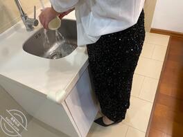 【真实乱伦】精彩对白 边给小舅打电话边被我干到高潮1