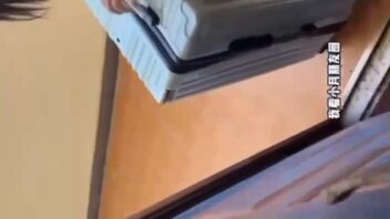 丈母娘串門老婆加班不在家，幻引我无套内射