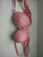 去洗澡发现妈妈的胸罩挂在浴室里，看起来好大，直接射在上面再擦掉