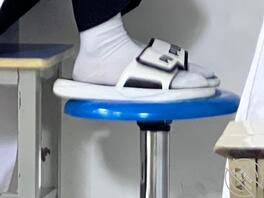 偷拍同学的骚脚三个人每个都想草0