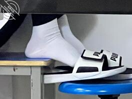 偷拍同学的骚脚三个人每个都想草1