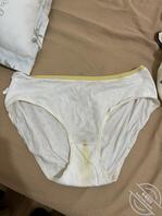 用小姨子的内裤打飞机！黄色的分泌物你们谁舔过？2