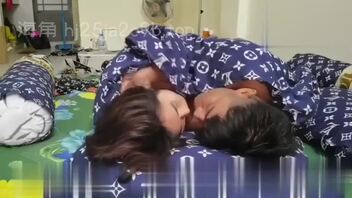 良家人妻被爆操，遭小伙偷拍