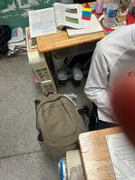 偷拍女高中生穿白袜拖鞋打胶