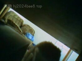 偷拍老婆洗衣服时自慰