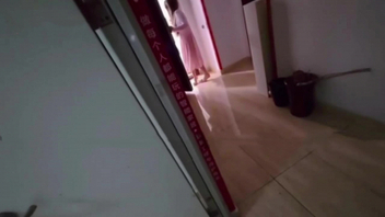 胆子太大了！老公还在家里就敢把少妇约出来，还骗老公出去取快递