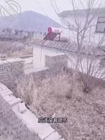 49 与妹妹在山上二次合体，在无人的小院门口露天打炮！主人家回来赶紧跑！0