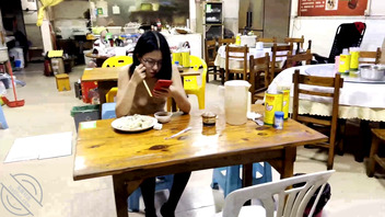 【露出专题】餐厅全裸露出吃饭，餐厅老板惊呆了，本期露脸2