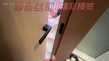 早起的妈妈有屌吃 趁妈妈喊救命用鸡巴堵住  我妈边闻我内裤边自慰被我发现