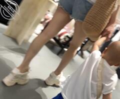 带着孩子的长腿少妇，这个腿不知道操她得有多爽