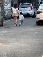 遛娃的良家少妇，走路姿势很妩媚0