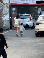 遛娃的良家少妇，走路姿势很妩媚2