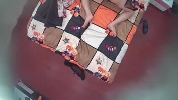 和老妈乱伦过后嫉妒老爹和骚妈做爱偷拍一下废物老爹