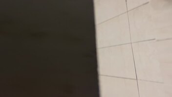 小巧的美女同事李诗蕾，牛仔裤包裹下的白嫩小屁股，好性感！看鞋子，同一个人