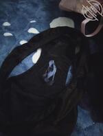 我妈趴在床上玩手机，我偷拍了一张。还有前几天我妈的内衣内裤。1