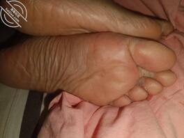 趁妈妈睡着偷舔她的美脚1