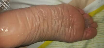 趁妈妈睡着偷舔她的美脚