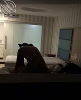 住宾馆被隔壁情侣夫妻大半夜做爱声音吵醒来，窗帘都不拉冒死偷拍日常做爱呻吟1