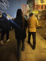 原创17.与侄女过年在客厅大战，她爸在卧室睡觉2