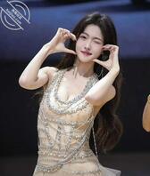 车展最靓的崽！任绵绵甜美出圈，网友直呼顶不住