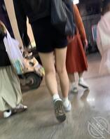 街拍大长腿美女