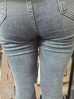 老婆穿紧身裤确实好看，大屁股看着就想操1