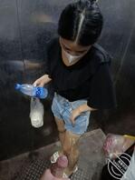 大5岁的姐姐真空约会诱惑小弟弟，没忍住在商场厕所来一发2