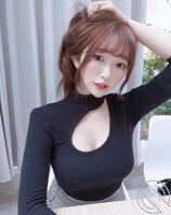 人气模特双手比YA「画面好凶」，「丰满的胸型」要让粉丝暴动了！2