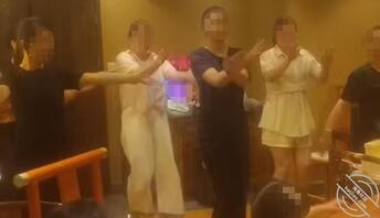 【原创视频5】内射理发店老板娘，趁她大姨妈刚走成功拿下，还是一线天逼2