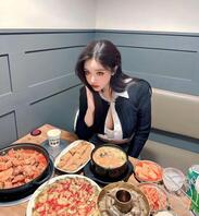 再给爸爸们看一些清纯的菲菲1