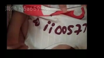 原创-绿帽分享女友的奶子，有对白，建议带耳机，背景音是滔搏比赛，主打真实