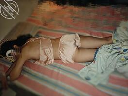 【真实原创】溜进姐姐房间偷拍穿性感睡衣的姐姐0