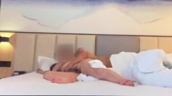 第一次在工作出差的时候背着老公被大叔骗上床