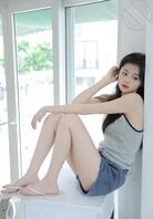 坐在洗衣机上的漂亮小姐姐，白皙鲜嫩的美腿玉足，想日她。