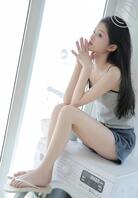 坐在洗衣机上的漂亮小姐姐，白皙鲜嫩的美腿玉足，想日她。1